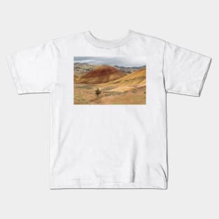 A Lone Tree In The Hills © Kids T-Shirt